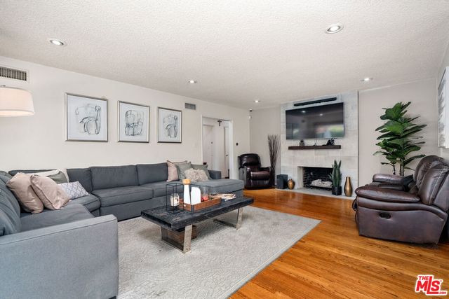 16100 Londelius Street, Los Angeles, CA 91343
