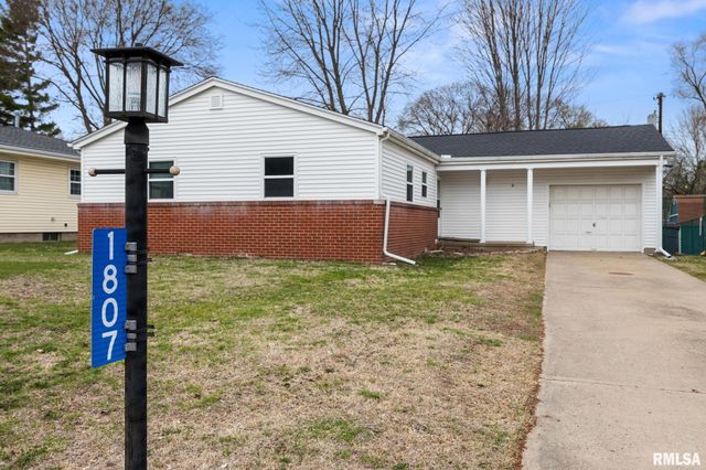 1807 E Saint Jude Court, Peoria Heights, IL 61616