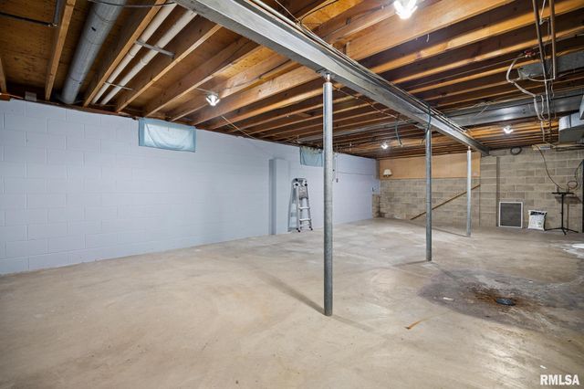 1807 E Saint Jude Court, Peoria Heights, IL 61616