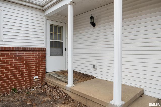 1807 E Saint Jude Court, Peoria Heights, IL 61616