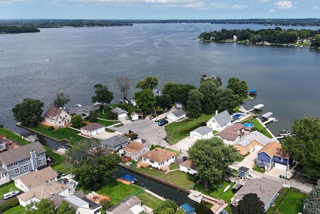 28 Lakeside Lane, Fox Lake, IL 60020