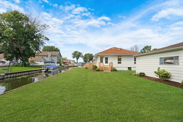 28 Lakeside Lane, Fox Lake, IL 60020