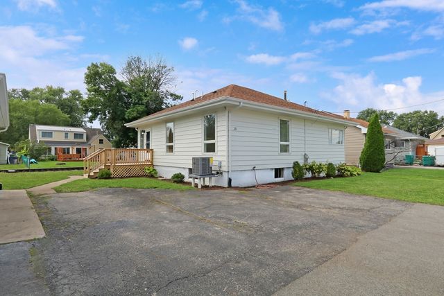 28 Lakeside Lane, Fox Lake, IL 60020