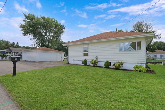 28 Lakeside Lane, Fox Lake, IL 60020