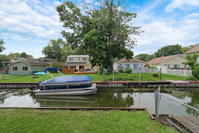 28 Lakeside Lane, Fox Lake, IL 60020