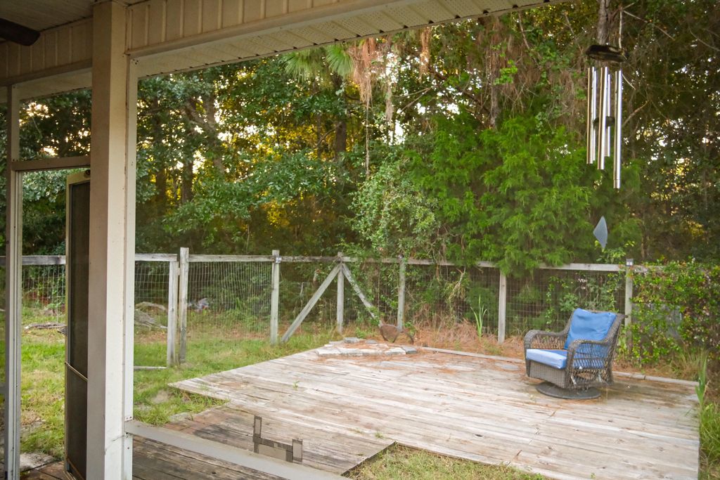 Image 8 of property listing at 110 Village Lane, Freeport, FL 32439