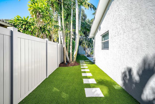 6885 Tradewind Way, Lake Worth, FL 33462