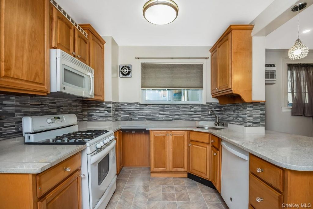 78-22 79th Lane, Glendale, NY 11385 — photo 5
