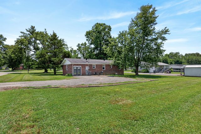 627 Baker Dr, Lafayette, TN 37083