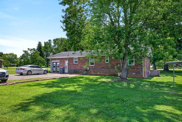 627 Baker Dr, Lafayette, TN 37083