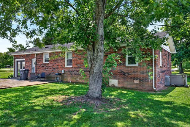627 Baker Dr, Lafayette, TN 37083