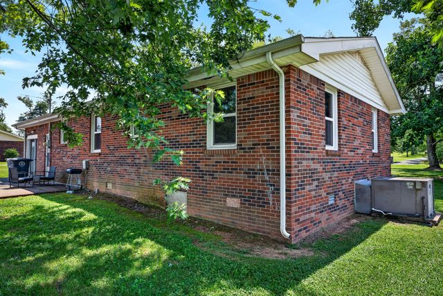 627 Baker Dr, Lafayette, TN 37083