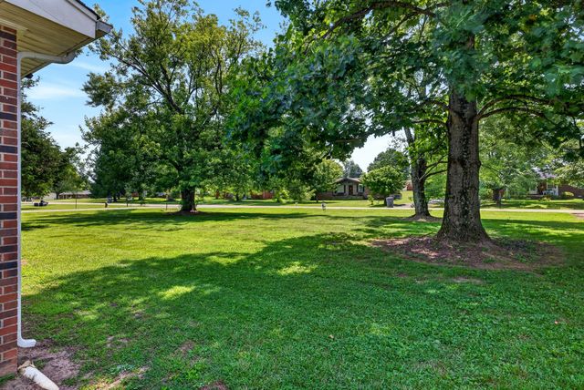 627 Baker Dr, Lafayette, TN 37083