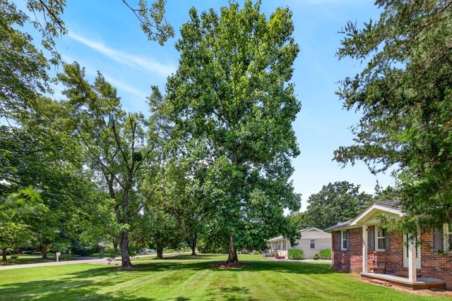 627 Baker Dr, Lafayette, TN 37083