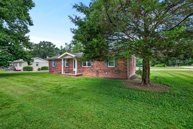 627 Baker Dr, Lafayette, TN 37083