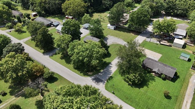 627 Baker Dr, Lafayette, TN 37083