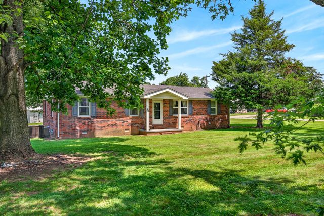 627 Baker Dr, Lafayette, TN 37083