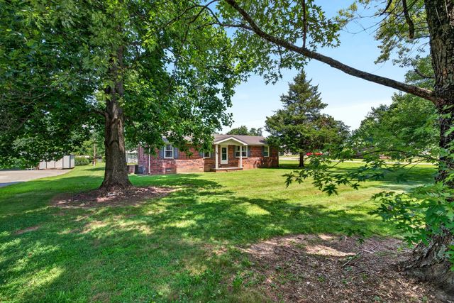 627 Baker Dr, Lafayette, TN 37083