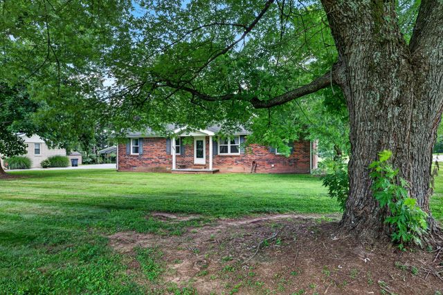 627 Baker Dr, Lafayette, TN 37083