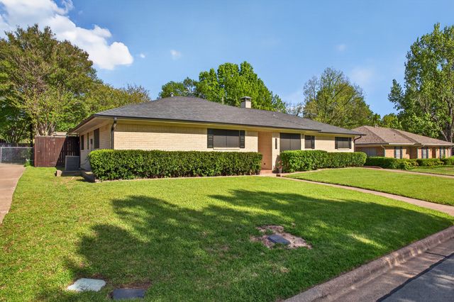 1907 Wes Hardin Circle, Bonham, TX 75418