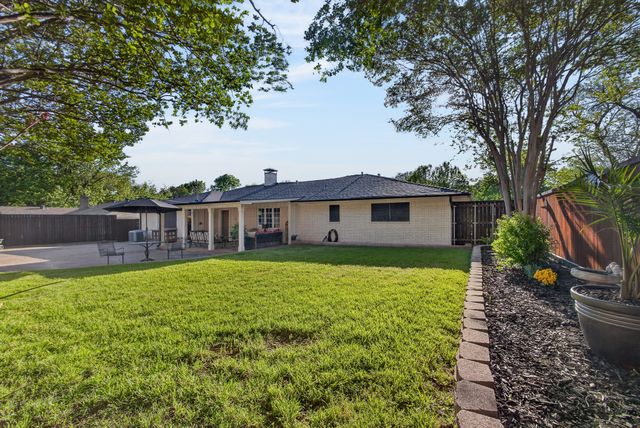 1907 Wes Hardin Circle, Bonham, TX 75418