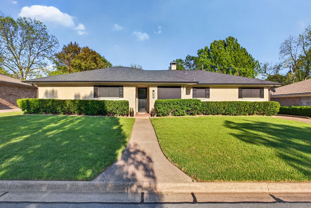 1907 Wes Hardin Circle, Bonham, TX 75418