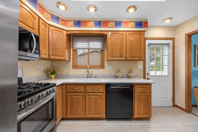 8000 Oakview Lane, Woodridge, IL 60517