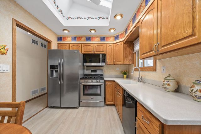 8000 Oakview Lane, Woodridge, IL 60517