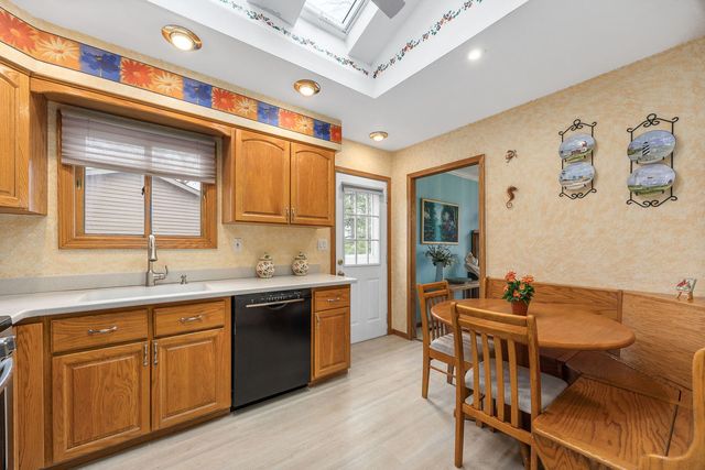 8000 Oakview Lane, Woodridge, IL 60517