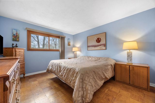 8000 Oakview Lane, Woodridge, IL 60517