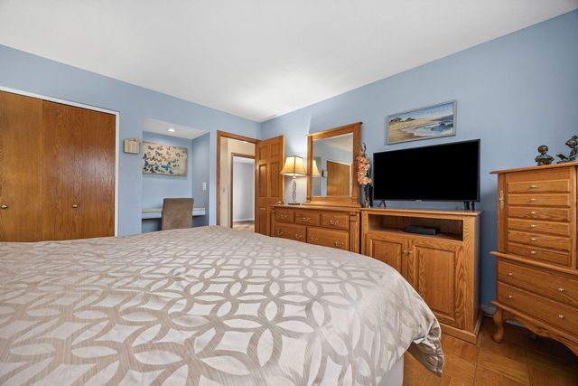 8000 Oakview Lane, Woodridge, IL 60517