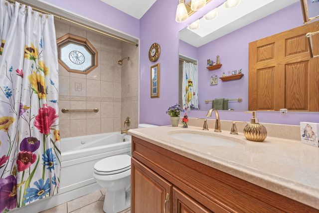 8000 Oakview Lane, Woodridge, IL 60517