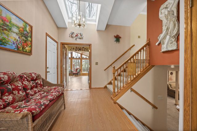 8000 Oakview Lane, Woodridge, IL 60517