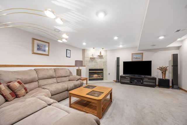 8000 Oakview Lane, Woodridge, IL 60517