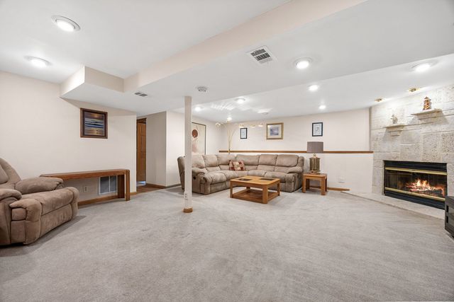 8000 Oakview Lane, Woodridge, IL 60517