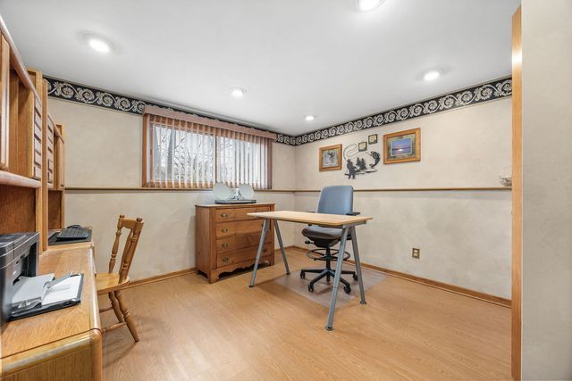 8000 Oakview Lane, Woodridge, IL 60517