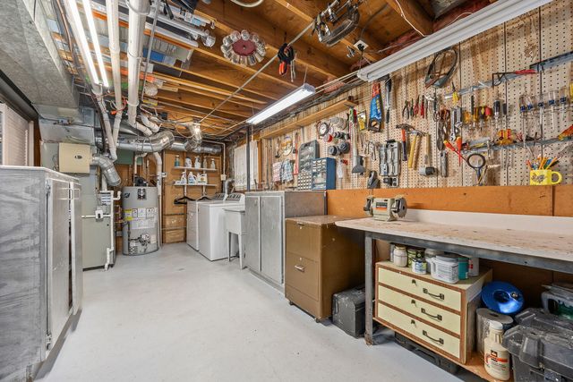 8000 Oakview Lane, Woodridge, IL 60517