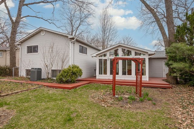 8000 Oakview Lane, Woodridge, IL 60517