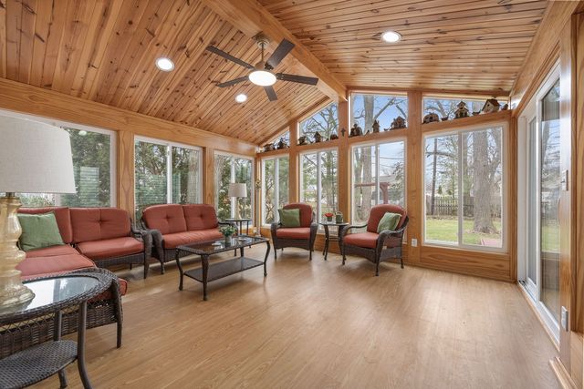 8000 Oakview Lane, Woodridge, IL 60517