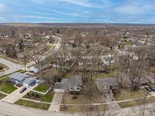 8000 Oakview Lane, Woodridge, IL 60517