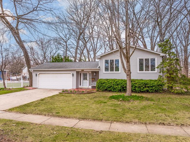 8000 Oakview Lane, Woodridge, IL 60517