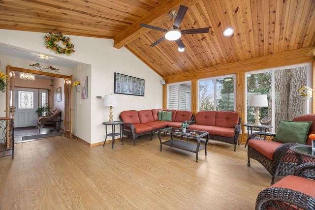 8000 Oakview Lane, Woodridge, IL 60517