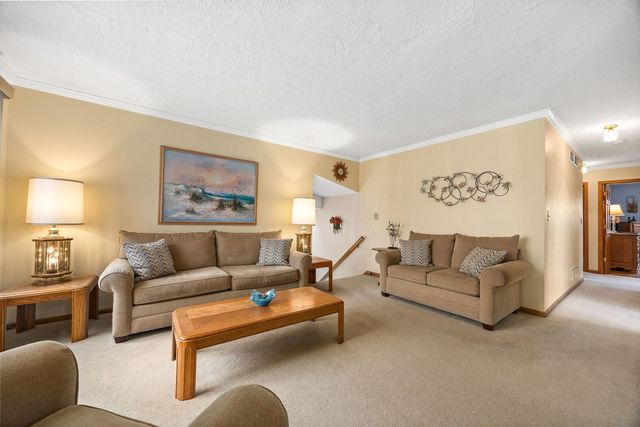 8000 Oakview Lane, Woodridge, IL 60517