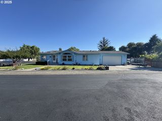 227 LAKELAND Dr, Lakeside, OR 97449