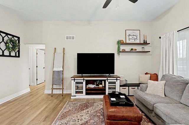 2104 E Highridge St, Park City, KS 67219