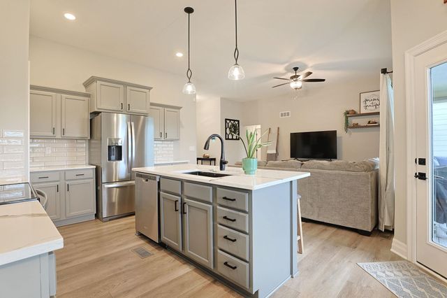2104 E Highridge St, Park City, KS 67219