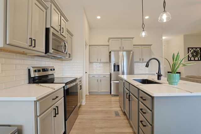 2104 E Highridge St, Park City, KS 67219