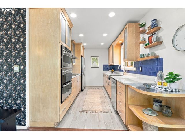 4935 Sw 19TH Dr, Portland, OR 97239