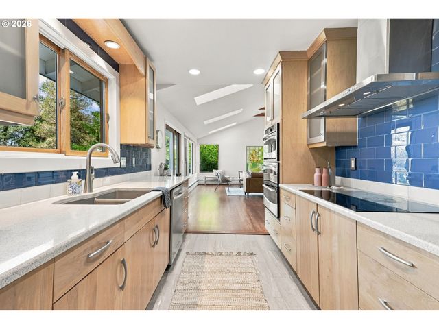 4935 Sw 19TH Dr, Portland, OR 97239