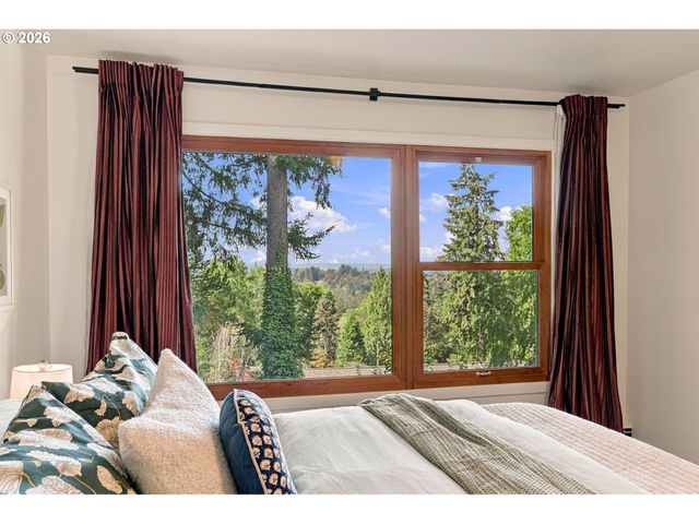 4935 Sw 19TH Dr, Portland, OR 97239